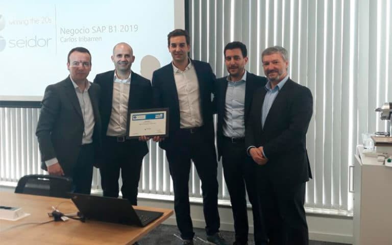 Miembros del equipo de Novotic recibiendo premio